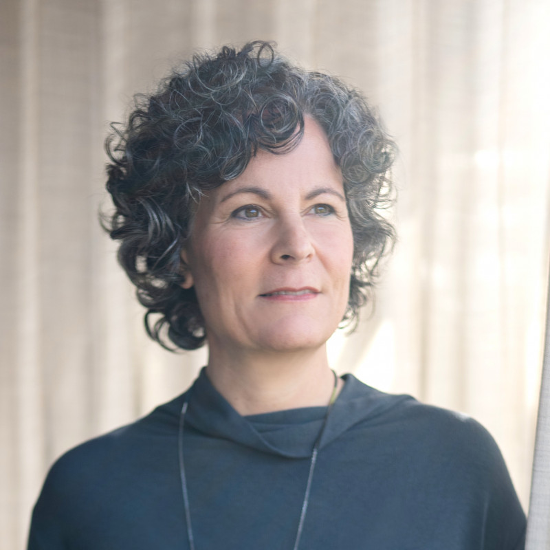 Porträt Eva-Maria Pitman, Begleitung für persönliche Entwicklung, ruhige Präsenz, klarer Blick, natürliche Ausstrahlung, weiches Licht