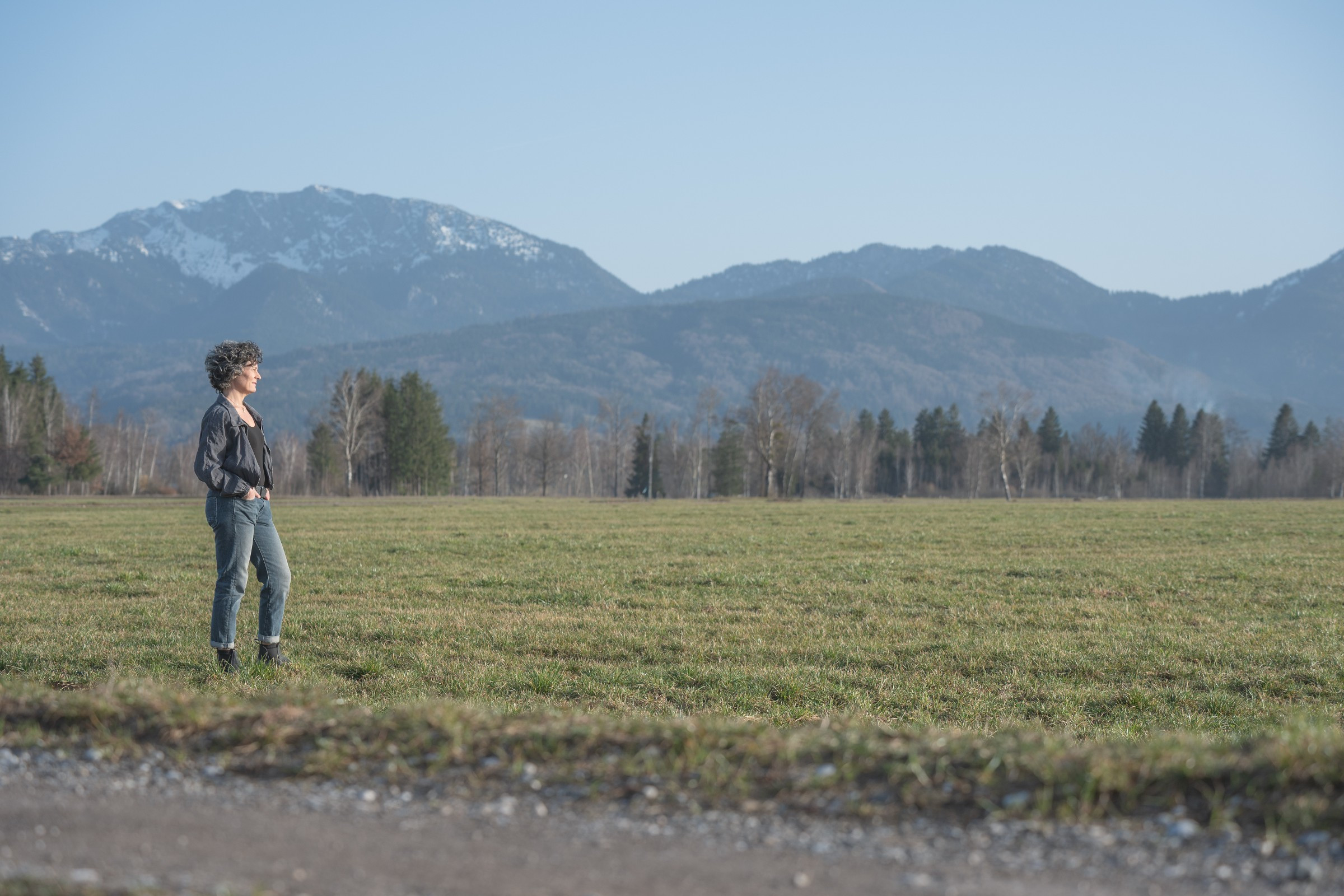 Eva-Maria Pitman in weiter Landschaft, Coaching Neuorientierung, persönliche Begleitung, Blick in die Ferne, ruhige Präsenz