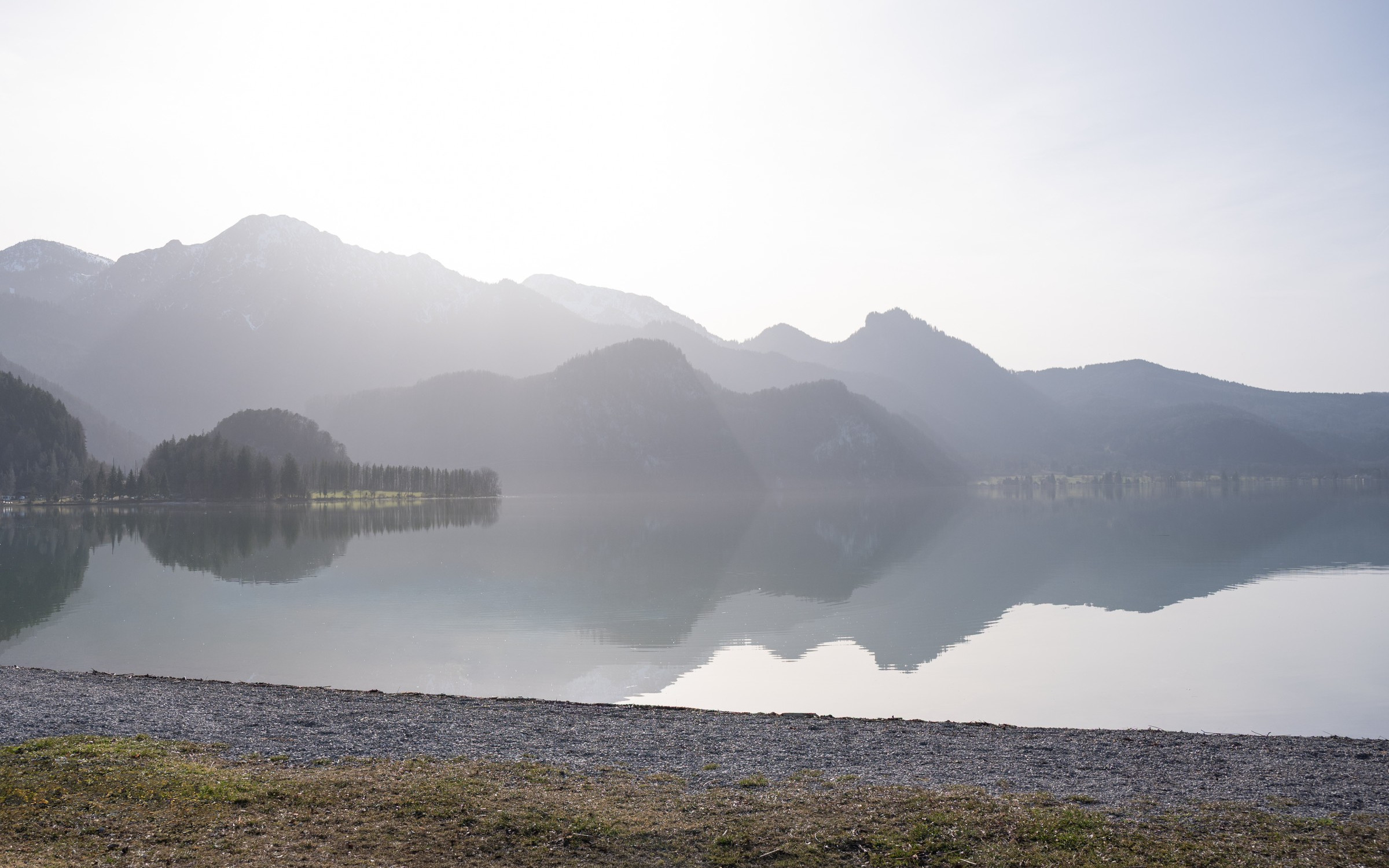Eva-Maria Pitman, ruhige Landschaft mit See und Bergen, hochwertige Begleitung, persönliche Entwicklung, klare Weite