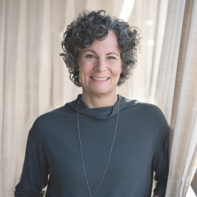 Eva-Maria Pitman Porträt, hochwertige Beratung und persönliche Begleitung, Coaching Neuorientierung, ruhige Präsenz, professionelle Ausstrahlung